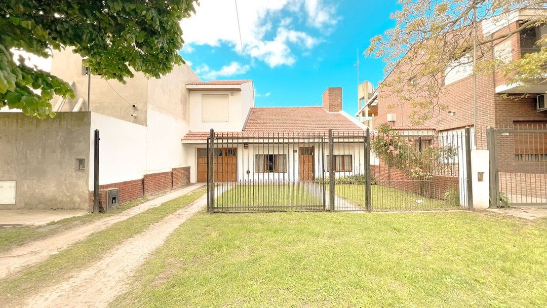 venta casa 4 ambientes + departamento  Los Pinares
