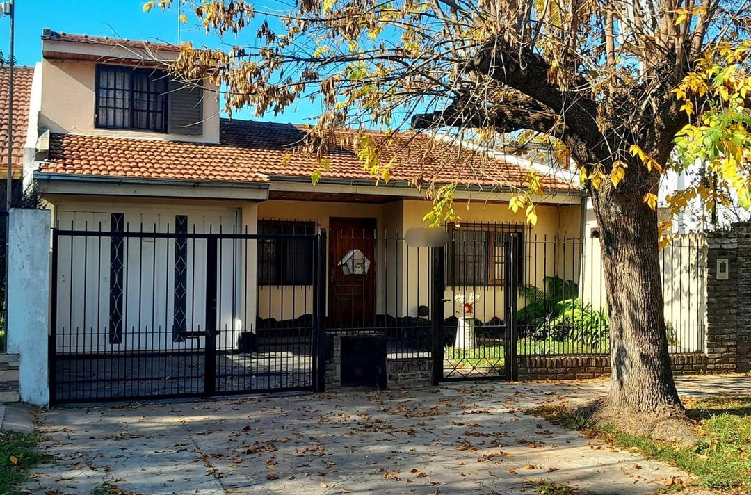CASA 4 AMBIENTES 3 DORM EN VENTA LONGCHAMPS