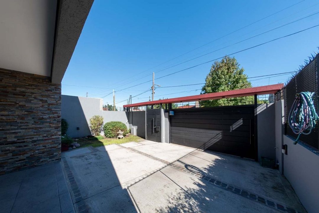 Venta Casa -545 M2- Centro- pileta- parque-Burzaco