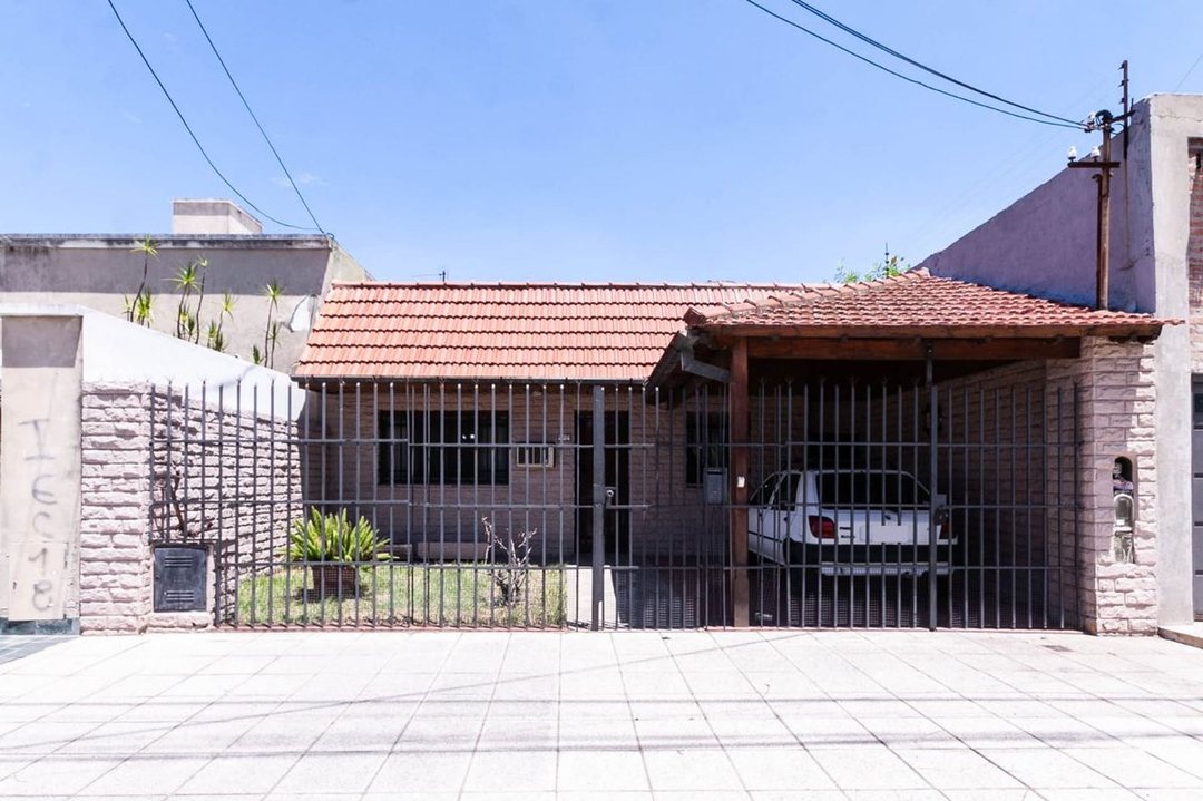 Casa 2 amb. venta Lanús c/ quincho y chochera