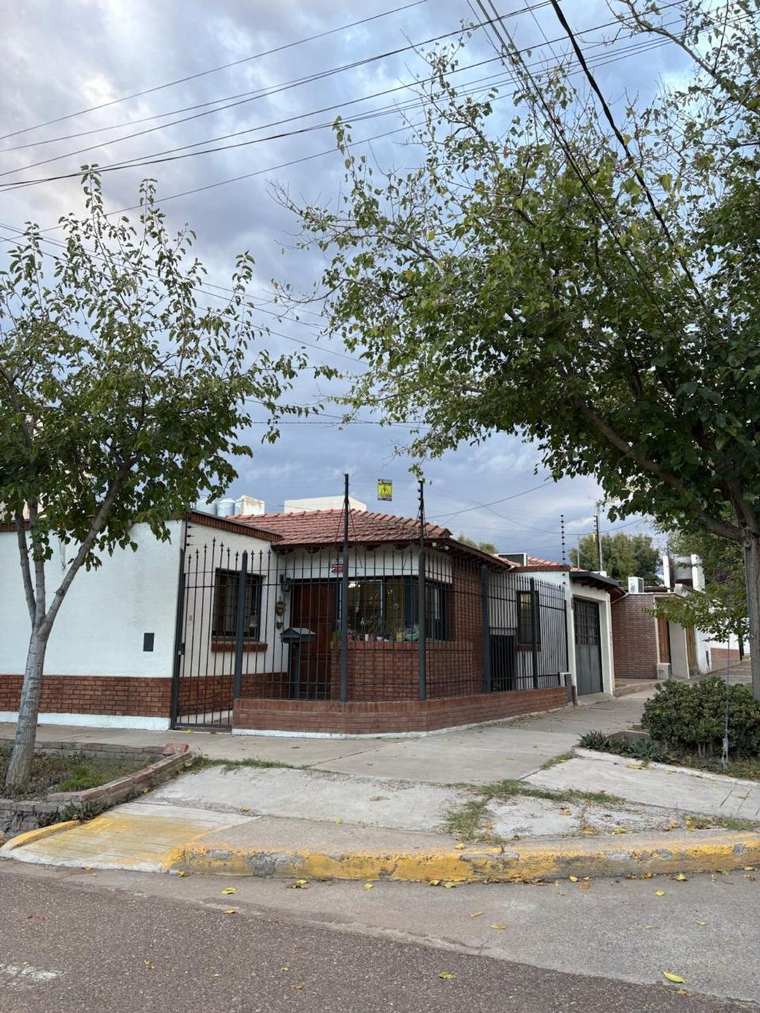 CASA  ESQUINA ,3 DORMITORIOS, GODOY CRUZ
