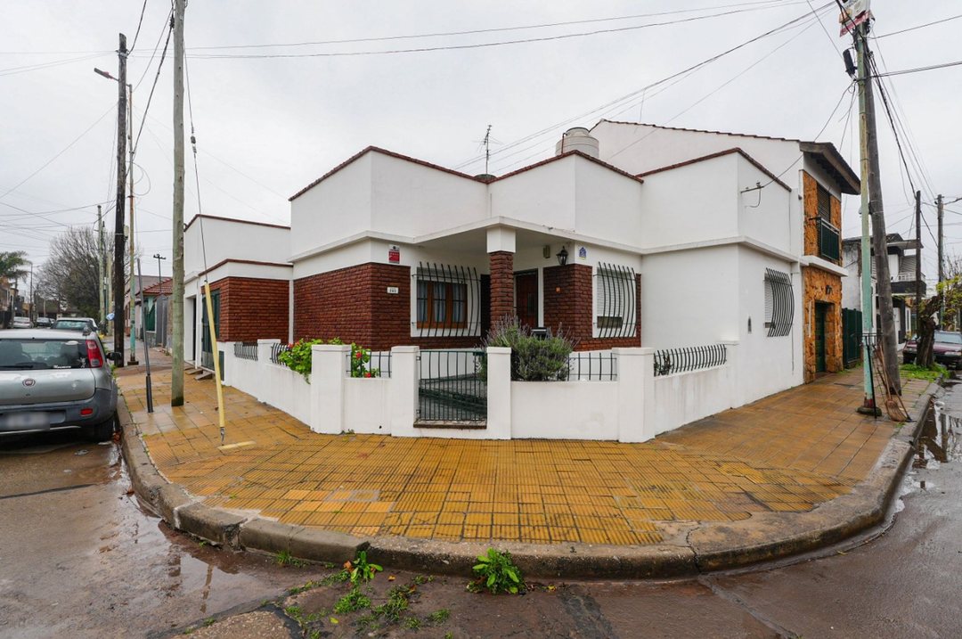 Venta casa 4 ambientes c/ patio y garaje en Moron