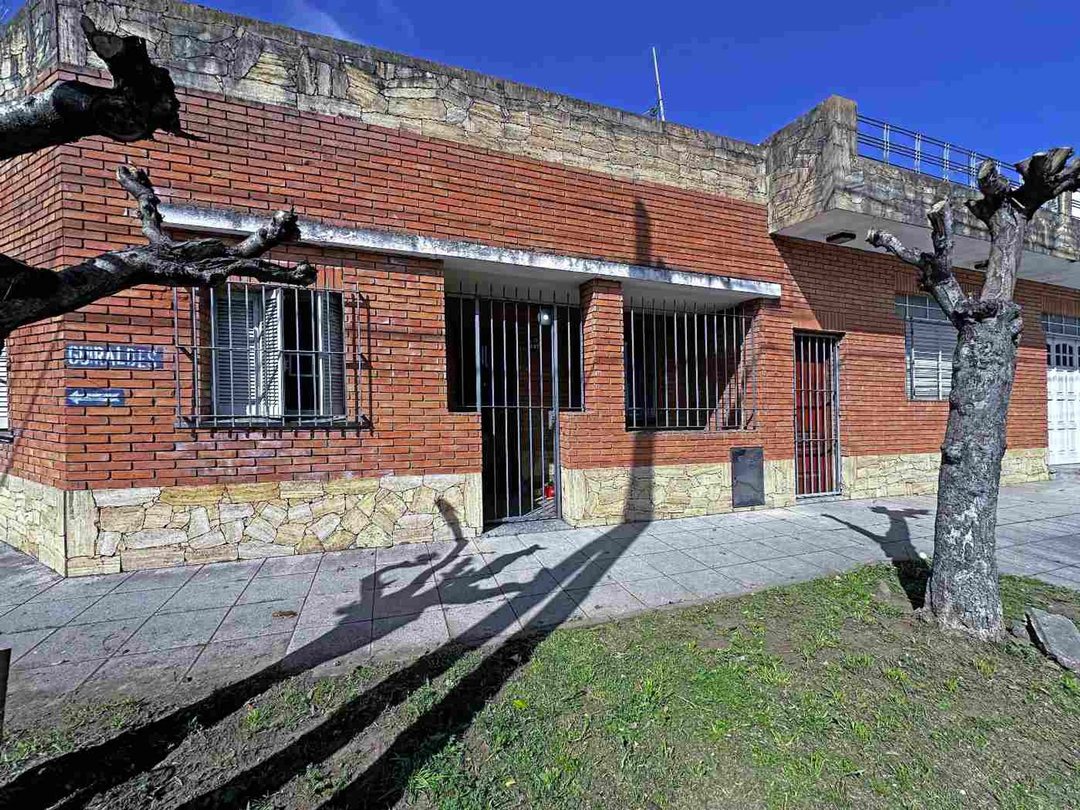 VENTA CASA 4 AMB CON PATIO Y COCHERA EN QUILMES E.