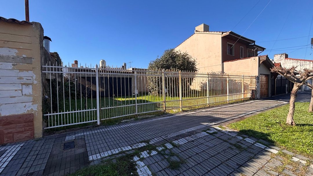 VENTA CASA 3 AMB + 2 AMB | Lote 348 m² | JARDÍN