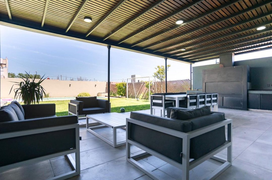 CASA EN VENTA CITY BELL 3 DORMITORIO PARQUE PILETA