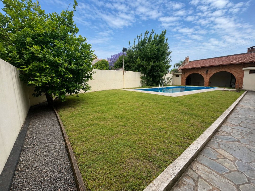 VENTA CASA 4 AMB CON PARQUE Y PILETA PERMUTA