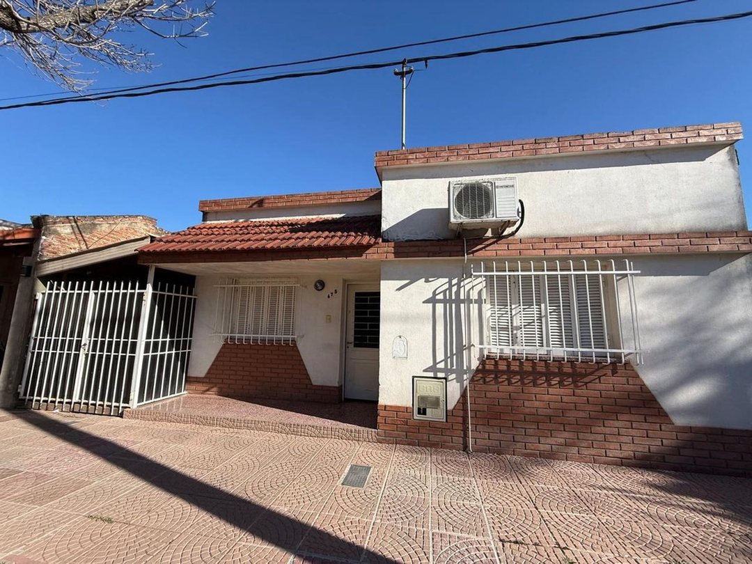 VENTA CASA DE DOS DORMITORIOS CON COCHERA CENTRO