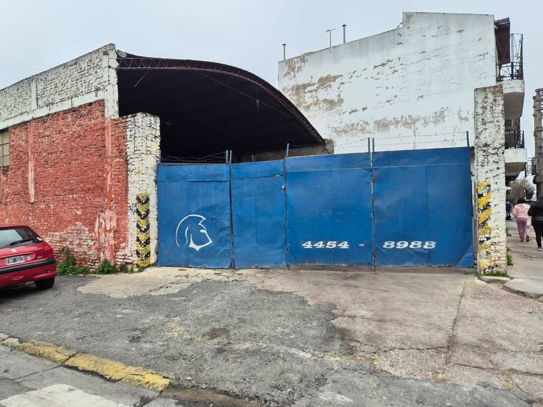 Venta Galpón 500 mts en esquina Lomas del mirador