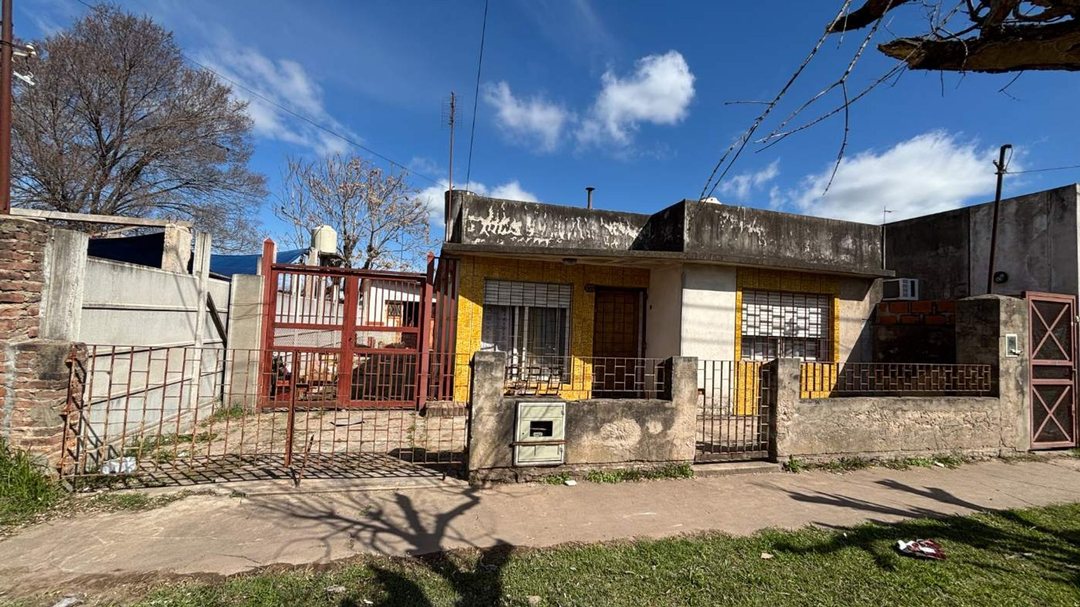 CASA EN VENTA 3 AMBIENTES CON COCHERA EN MERLO