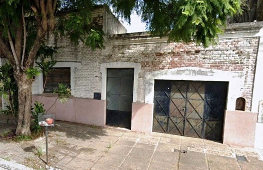 AMPLIA CASA CON  DOS GALPONES EN BARRIO SUR!