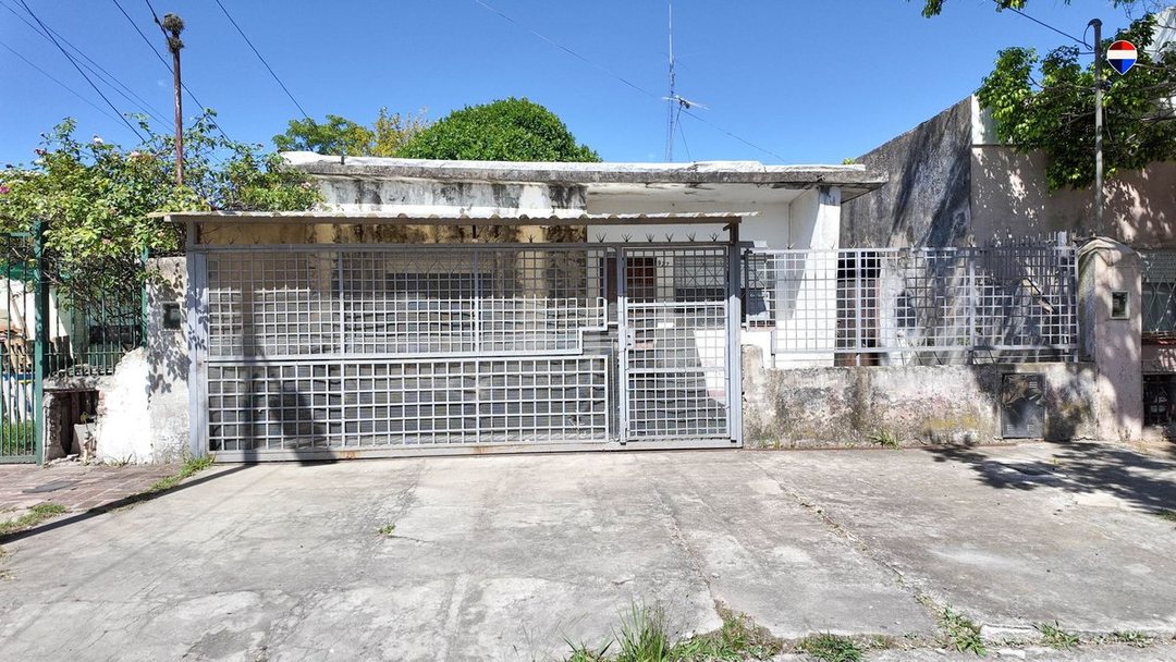 CASA 3 AMB A RECICLAR EN QUILMES. AMPLIO TERRENO