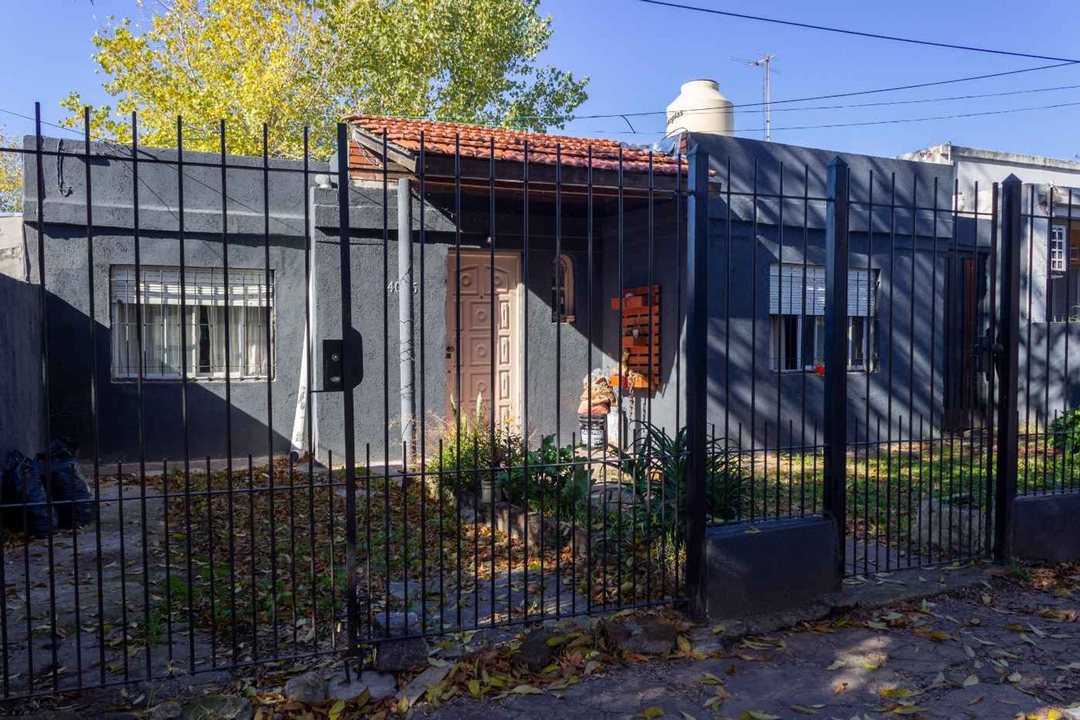 VENTA CASA 4 AMBIENTES EN VILLA TESEI APTO CREDITO