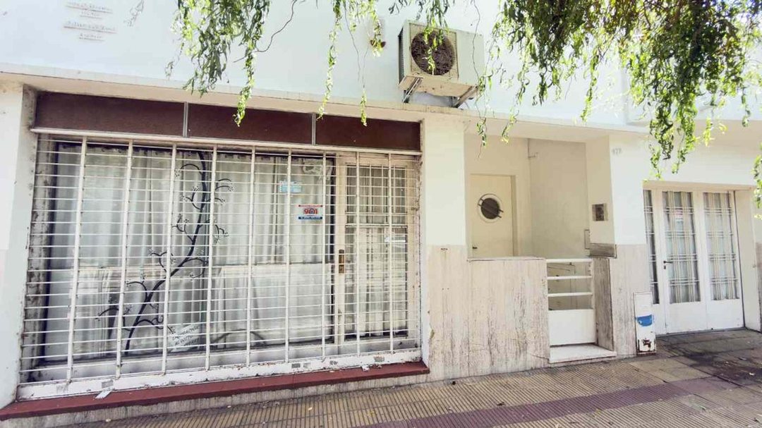 CASA VENTA LA PLATA CON LOCAL COMERCIAL Y COCHERA
