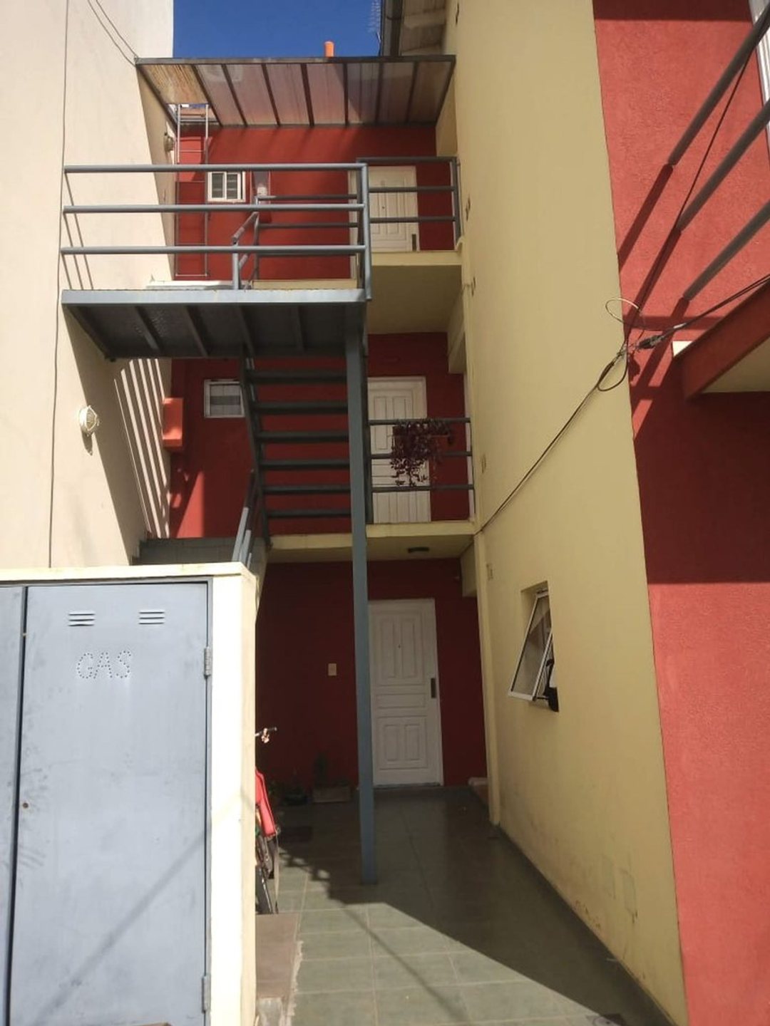 VENTA MONOAMBIENTE CON COCHERA EN MORON