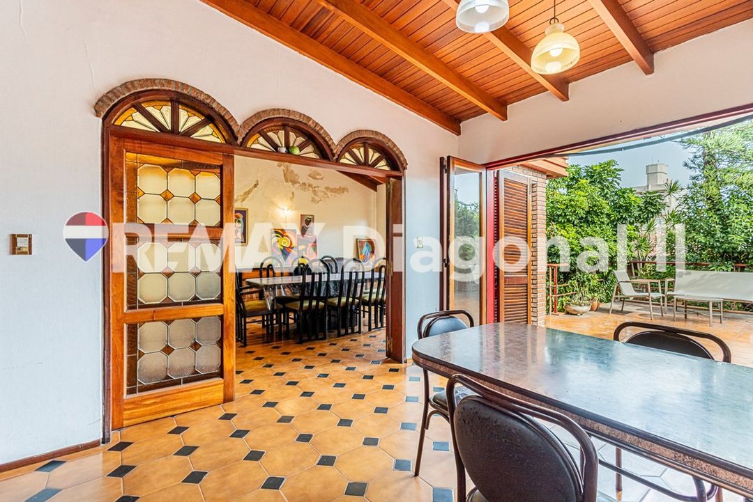 CASA EN VENTA LA PLATA CON LOCAL