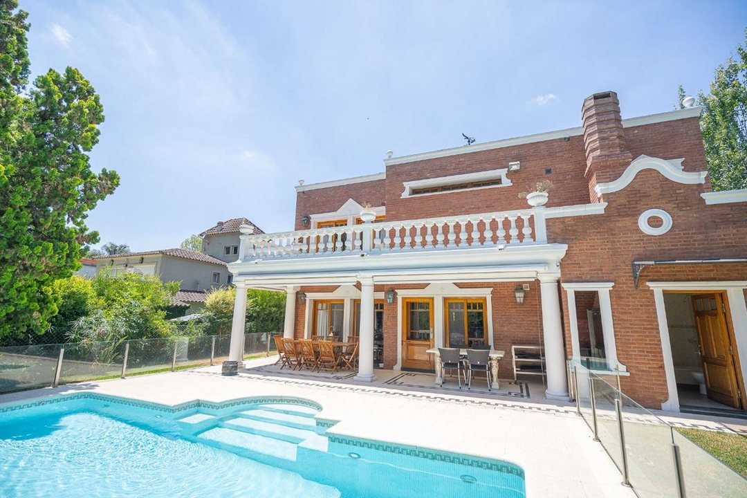 CASA 6 AMBIENTES CON COCHERA-PISCINA- SAINT THOMAS