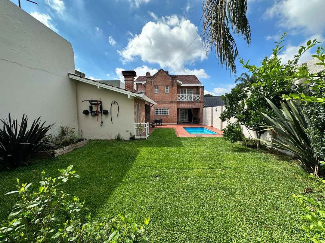 Casa en venta 5 Amb en Villa Sarmiento  c/pileta