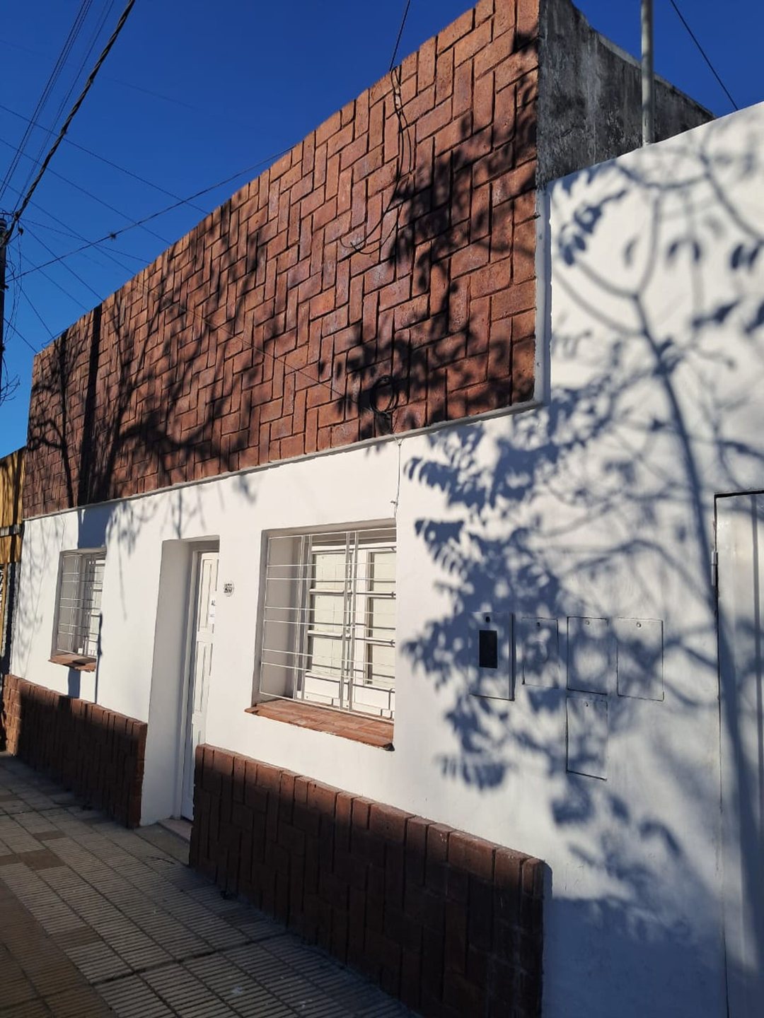 SE ALQUILA CASA CON 2 DORMITORIOS Y GARAJE
