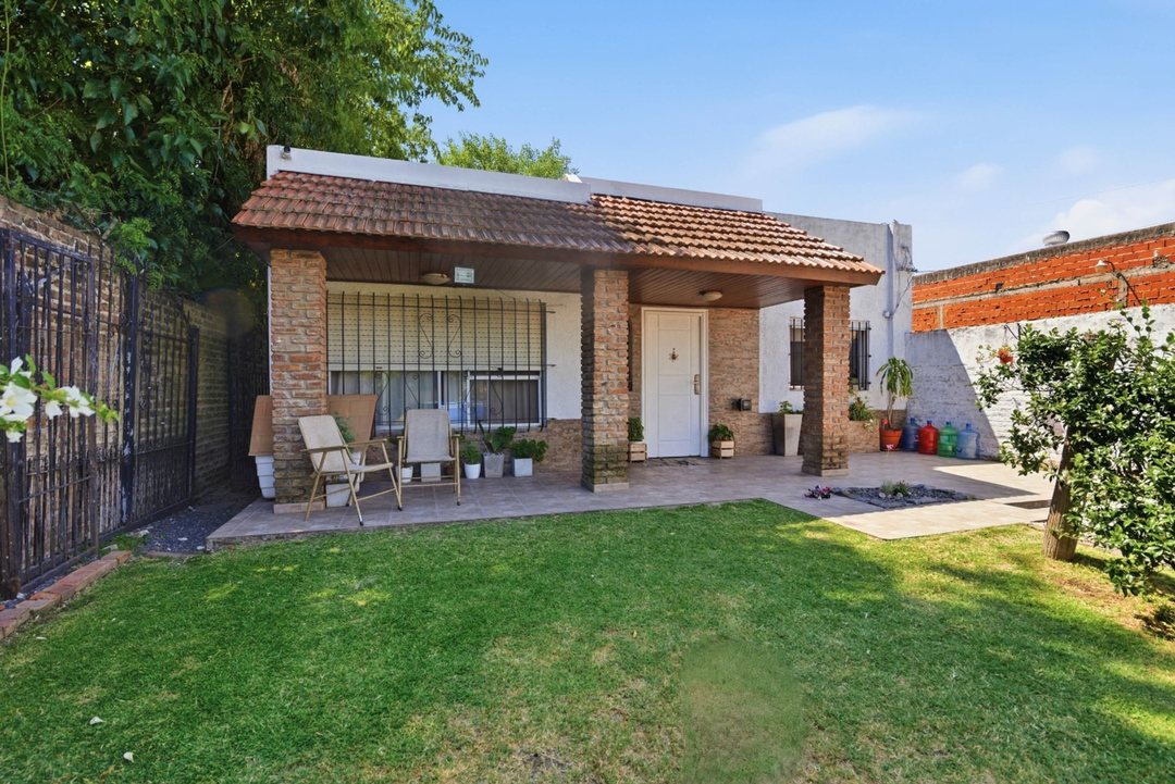 Casa 5 ambientes en venta en Burzaco con jardín