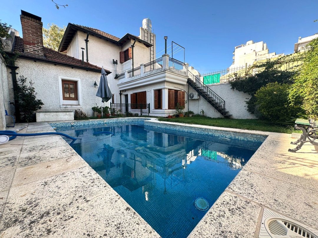 VENTA CASA 4 AMBIENTES WILDE PILETA COCHERAS