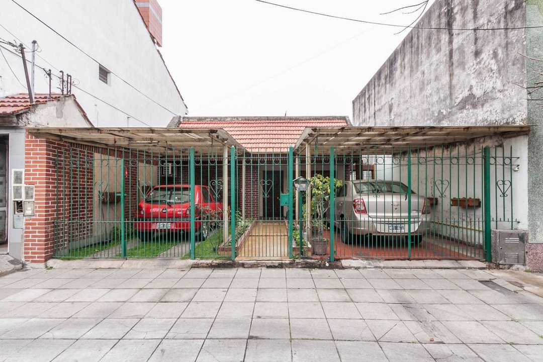 CASA PARA 2 FAMILIAS CON 2 COCHERAS Y JARDIN