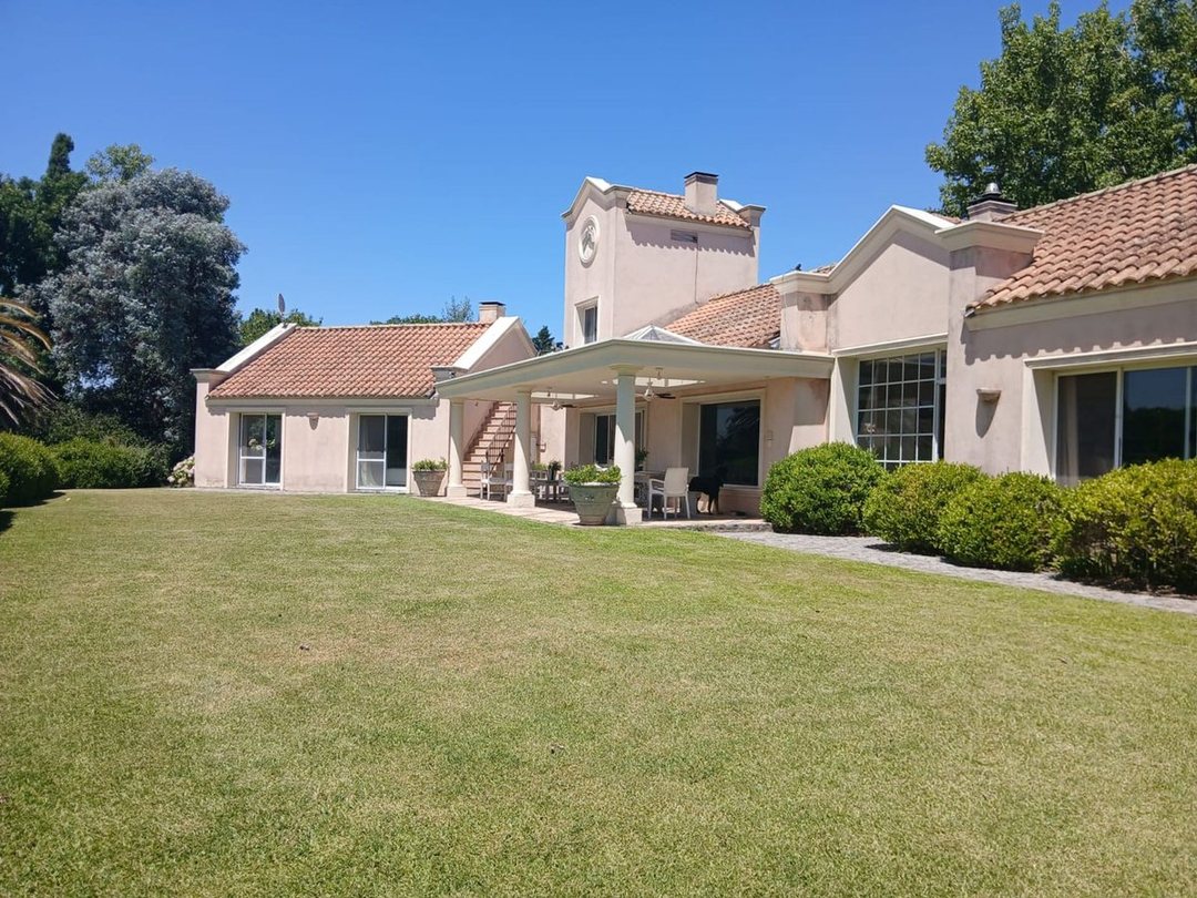 Exclusiva Casa Frente al Polo en Praderas