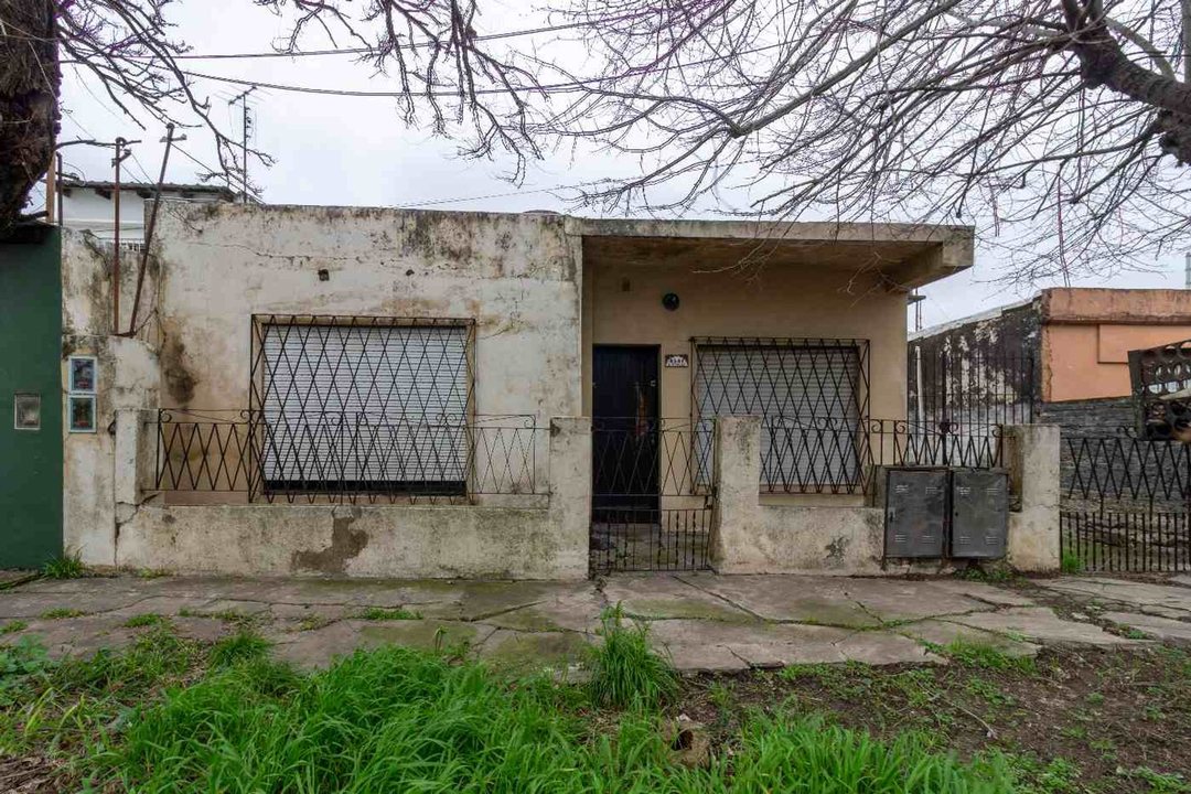 VENTA CASA 3 AMB- CASTELAR SUR C/ COCHERA