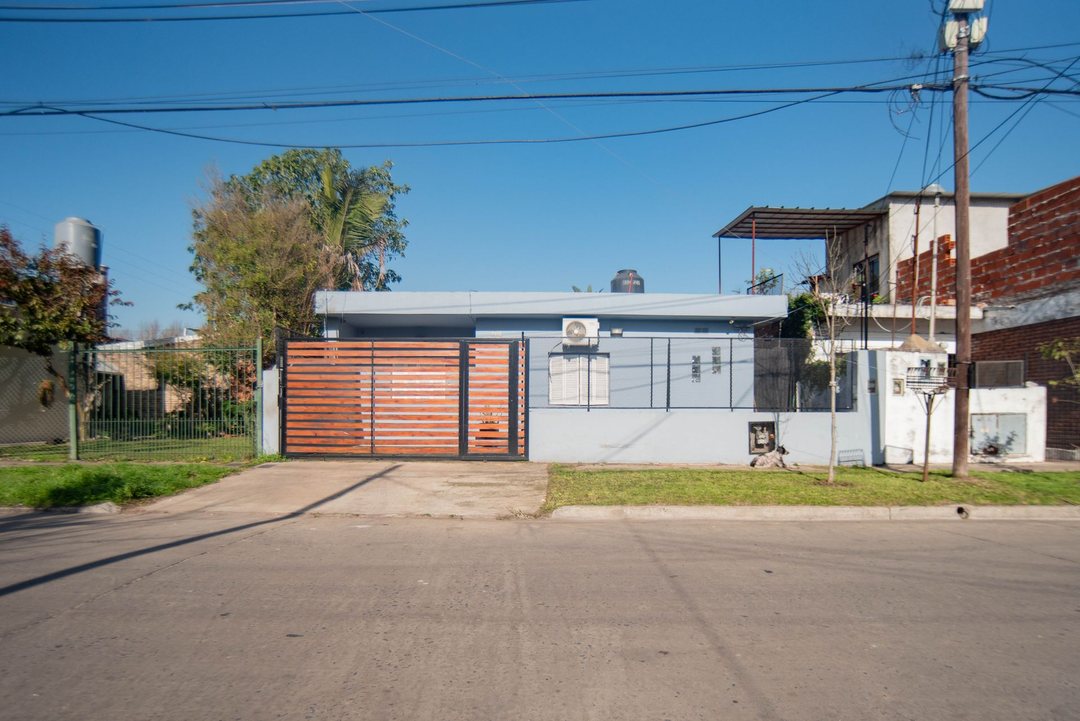 VENTA CASA 4 AMBIENTES HURLINGHAM COCHERA JARDIN