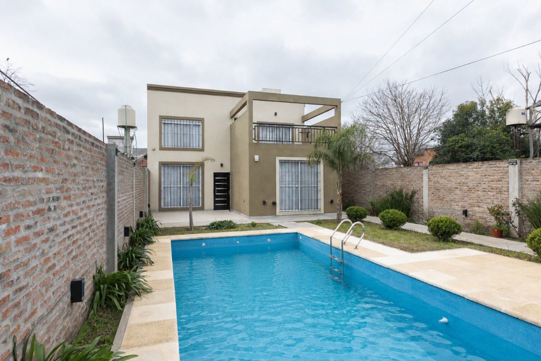 VENTA CASA 6 AMB MERLO C/ PILETA Y PARQUE