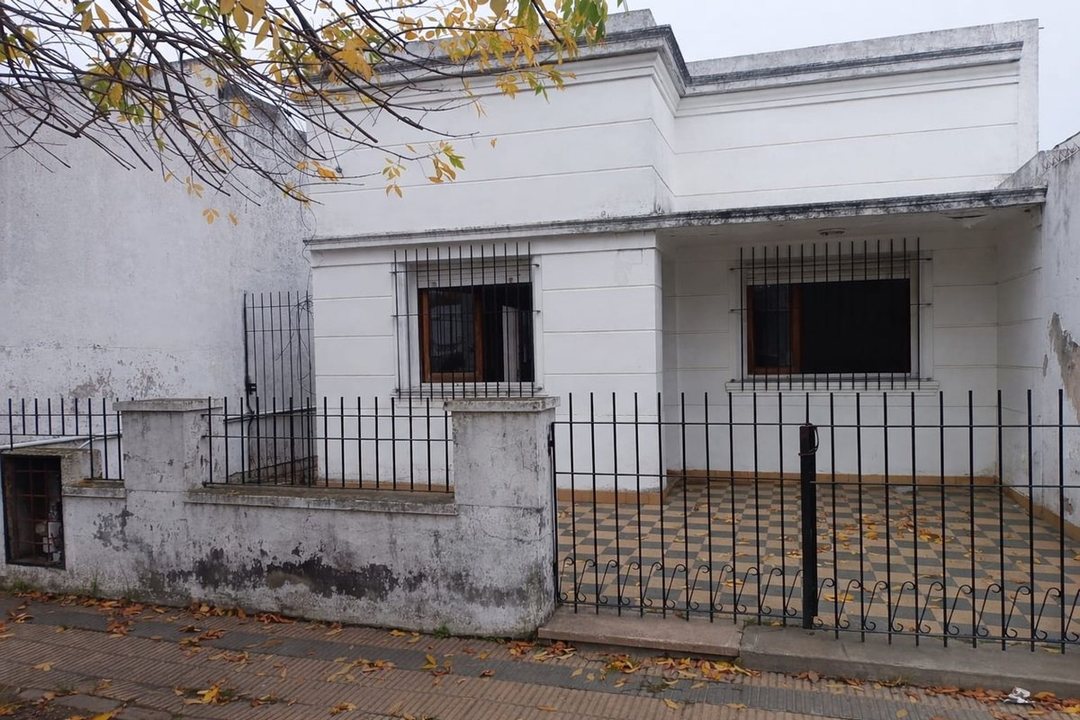 CASA EN VENTA DE 2 DORMITORIOS BERISSO