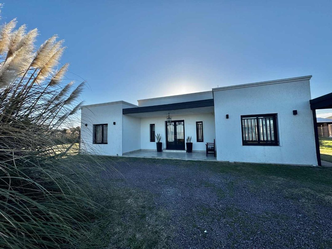 CASA EN VENTA EN PERGAMINO CON PILETA