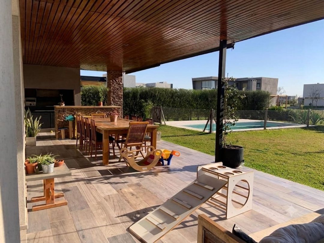 VENTA CASA 6 AMB.CEIBOS,PUERTOS,L.INTERNO NOROESTE