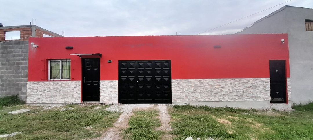 Casita, un dormi., cochera cubierta, amplio lote