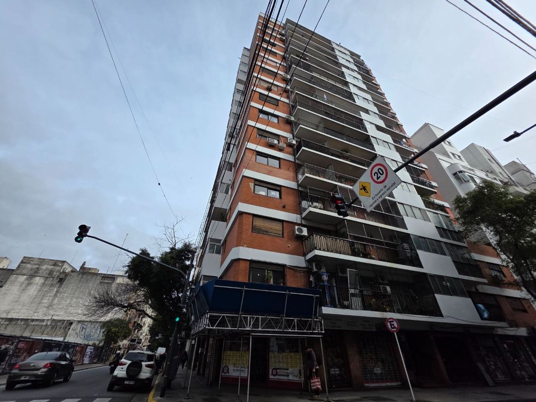 2 Amb. Al Frente. Balcón. Impecable. Balvanera