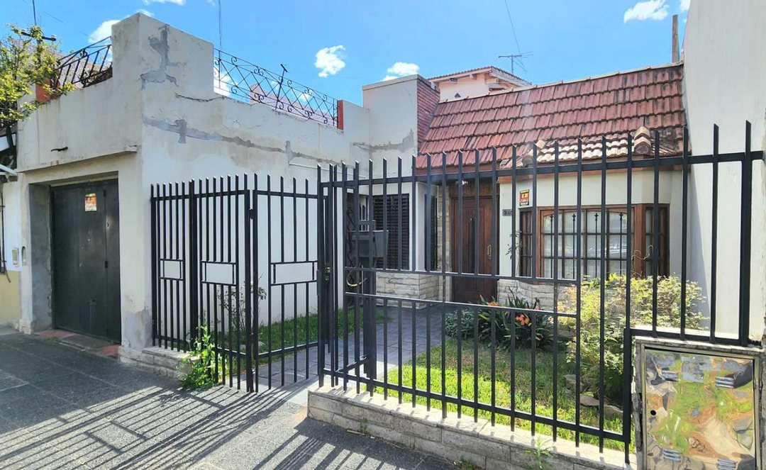 Venta - Casa de 3 ambientes con garage y terraza