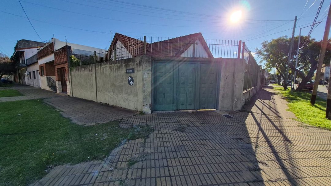 VENTA SARANDI CHALET 4 AMB  EN ESQUINA A RECICLAR