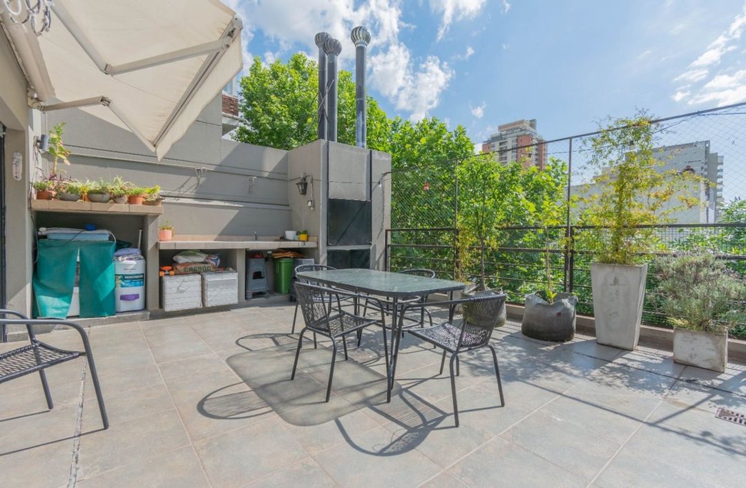 3 ambientes con balcón terraza y terraza propia.