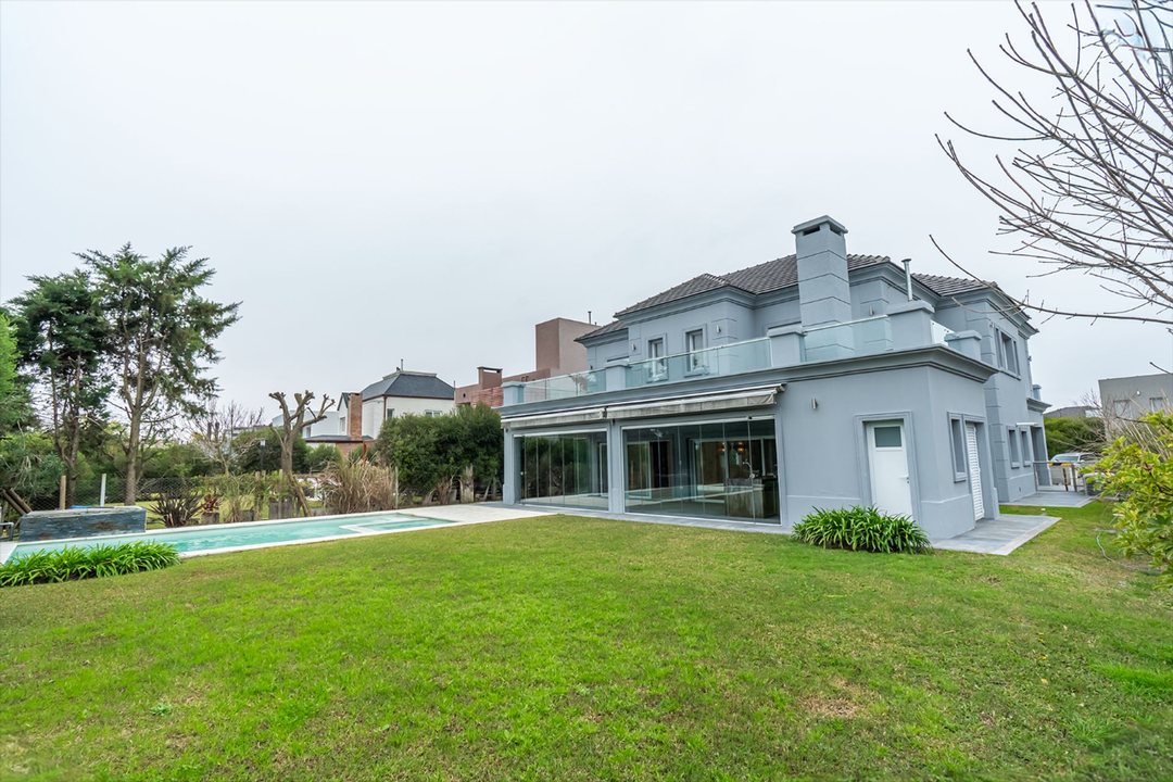 VENTA CASA NUEVO QUILMES 5 AMB + DEPENDENCIA