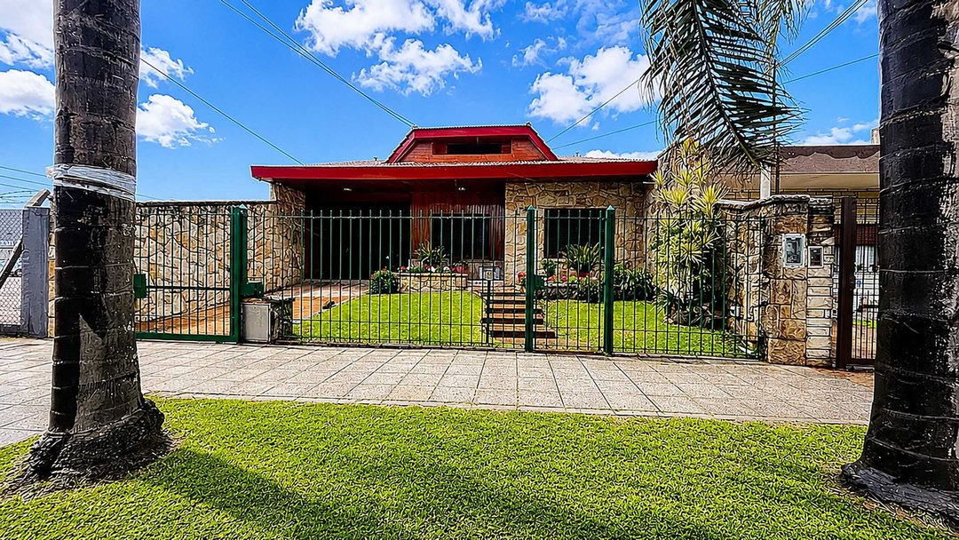VENTA CASA 4 AMBS MORON PARQUE COCHERA + 2 AMBS