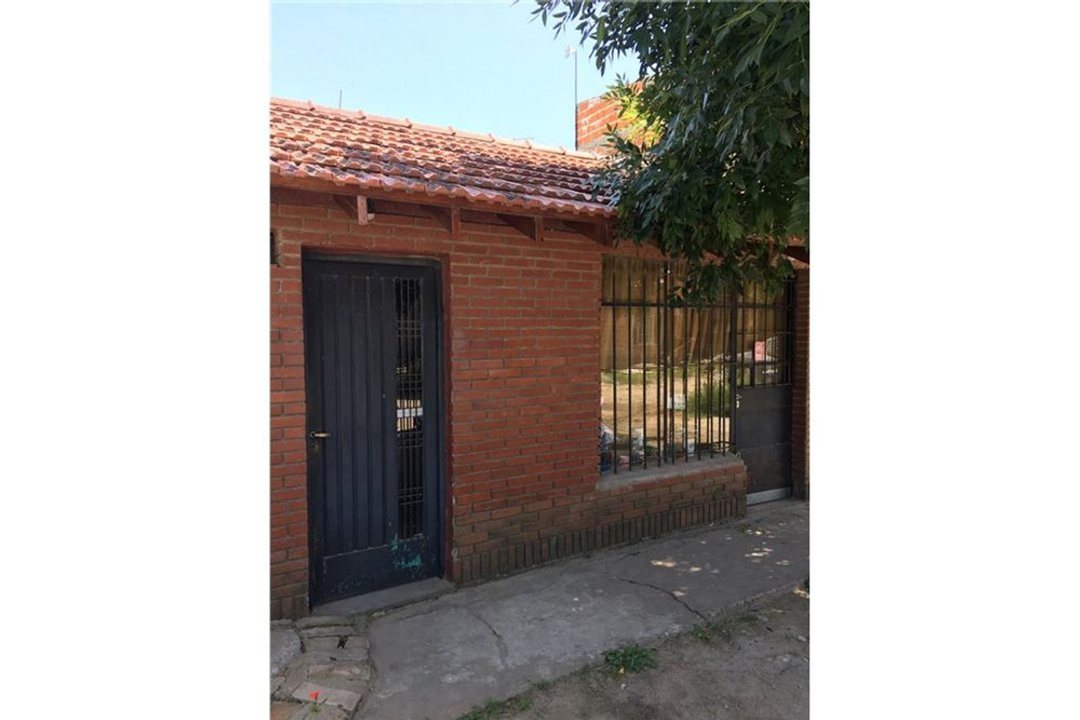 CASA DE DOS DORMITORIOS CON PILETA Y GARAGE