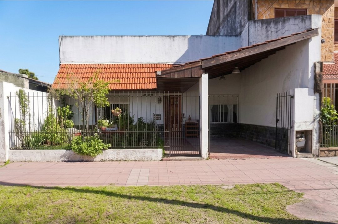 CASA 5 AMBIENTES VENTA BANFIELD CON FONDO Y JARDIN