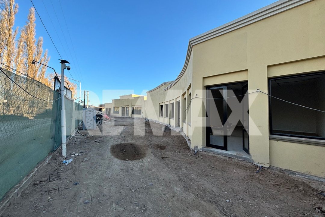Local comercial, intercountry. Plottier