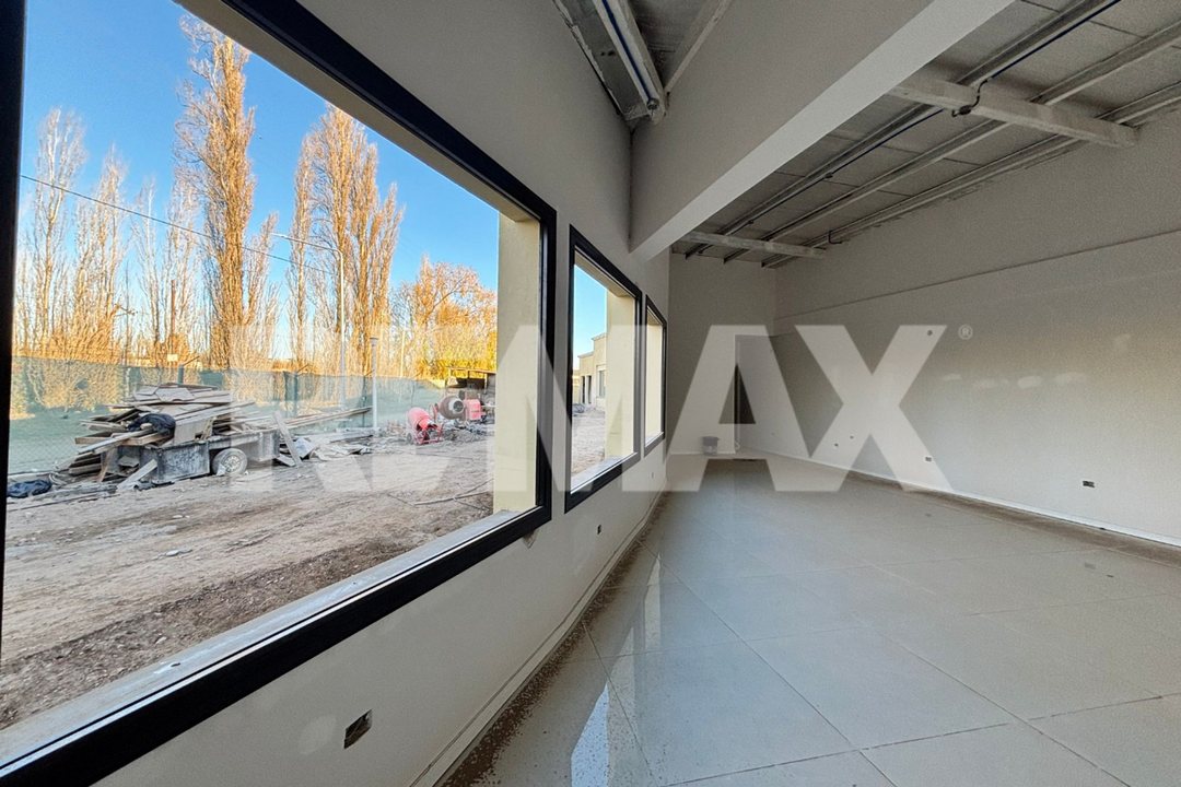 Local comercial, intercountry. Plottier