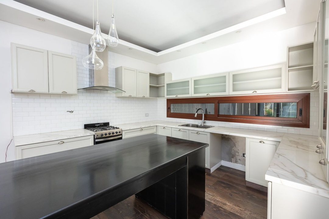VENTA CASA EN HURLINGHAM 6 AMB - PERMUTA FINANCIA!