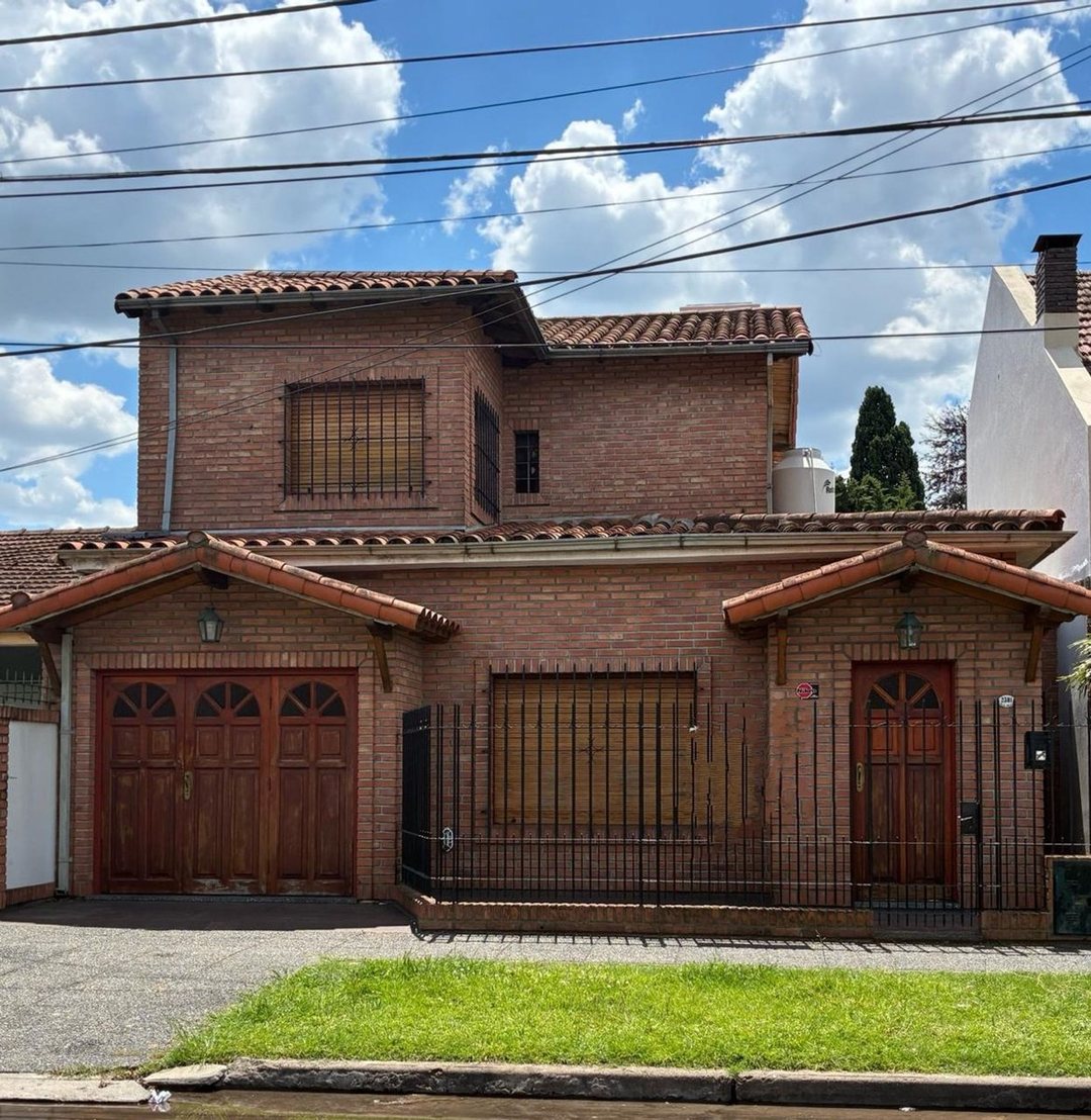 CASA-APTA CRED-3 DORM-JARDIN-GARAGE-HURLINGHAM
