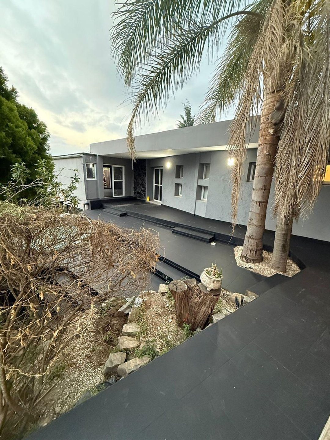 CASA EN VENTA 3 DORMITORIOS EN ARBOLADA HOLLYWOOD
