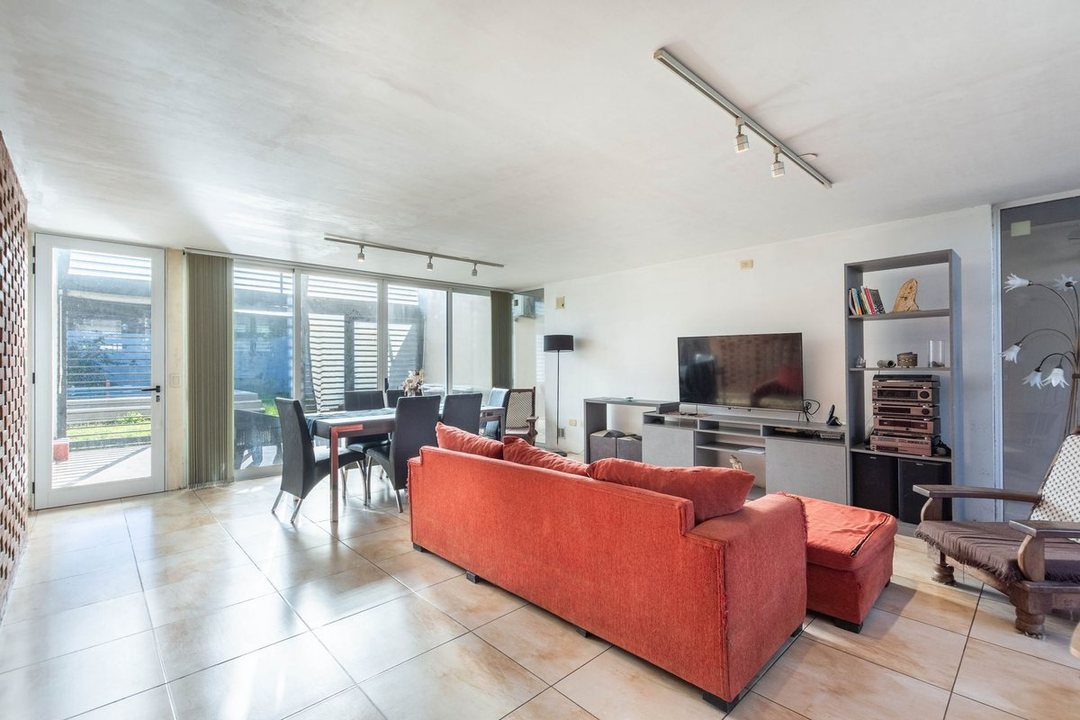 CASA EN VENTA LA PLATA COCHERA DOBLE Y PILETA