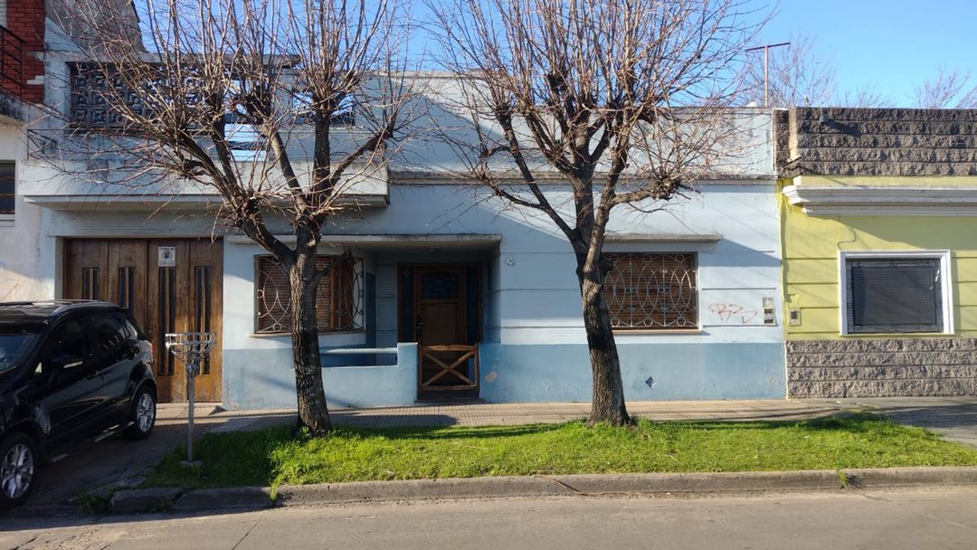 Casa en muy buen estado Bolaños al 1000 c/cochera