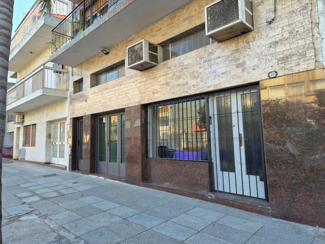 Alquiler local comercial con entrepiso Mataderos