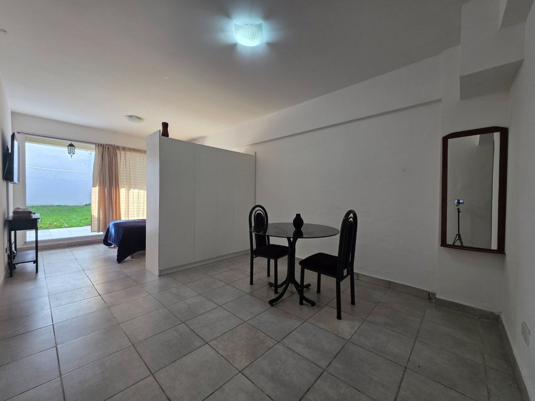 VENTA. MONOAMBIENTE PATIO Y  JARDÍN. PARQUE CHAS